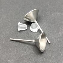   Fülbevaló alap (bedugós) - platina színű-orvosi fém - Chaton 8mm ragasztós - szilikon véggel