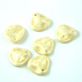   Cseh rose petal gyöngy - Chalk White Gold Patina - 14x13mm (50db)