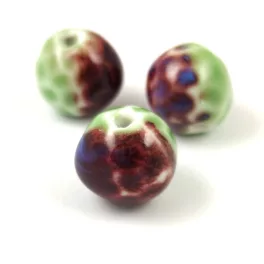 Porcelán gyöngy - faceted ball - Mint Oxblood - 16mm
