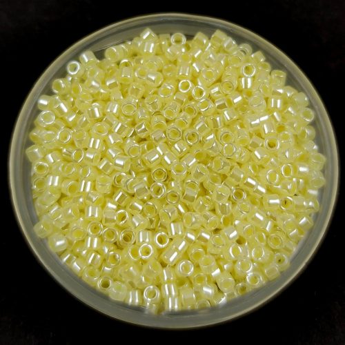 Miyuki delica gyöngy - 232 - Dyed Yellow Lined Ceylon Crystal - 11/0