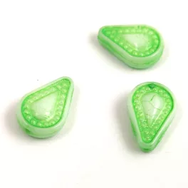   Filigree Tear préselt üveggyöngy - hosszában fúrt - Alabaster Mint - 14x10mm