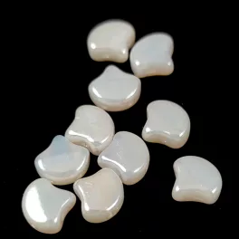   Ginko - cseh préselt kétlyukú gyöngy - Opal White Luster - 7.5  x 7.5 mm