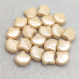   Ginko - cseh préselt kétlyukú gyöngy - Light Beige - 7.5 x 7.5 mm