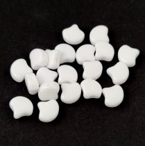   Ginko - cseh préselt kétlyukú gyöngy - Opaque White - 7.5 x 7.5 mm
