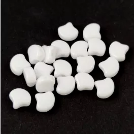   Ginko - cseh préselt kétlyukú gyöngy - Opaque White - 7.5 x 7.5 mm