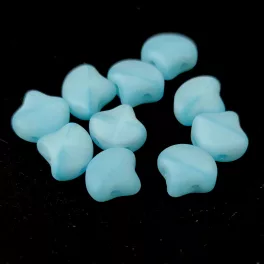   Ginko - cseh préselt kétlyukú gyöngy - Opal Matt Cloud Blue - 7.5  x 7.5 mm