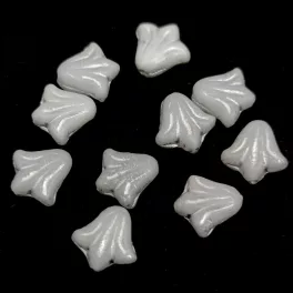   Lily Flower - hosszában fúrt cseh préselt gyöngy - Alabaster  Gray Silver - 9mm