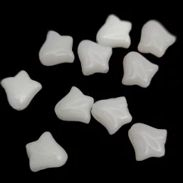   Lily Flower - hosszában fúrt cseh préselt gyöngy - Alabaster - 9mm