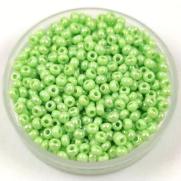   Preciosa cseh kásagyöngy - Opaque Light Green Luster - 10/0