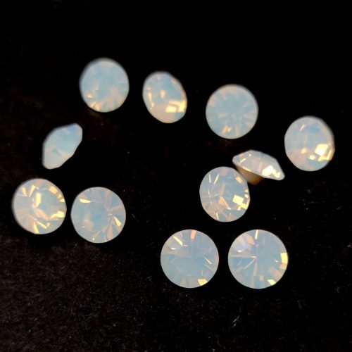 Preciosa Chaton - White Opal - 8mm