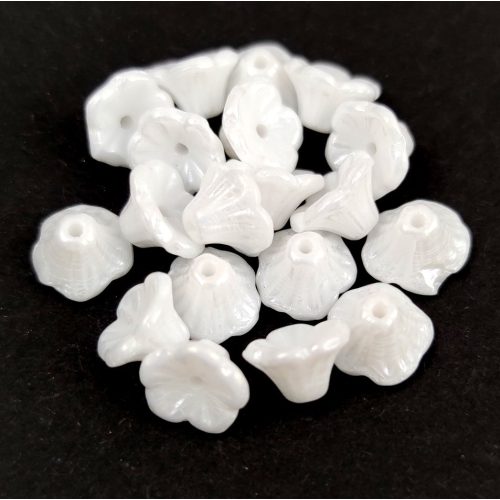 Cseh préselt virág gyöngy - harangvirág - Pearl White - 7x5mm