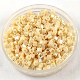 Toho kocka gyöngy - 123 - Lustered Light Beige - 1.5mm